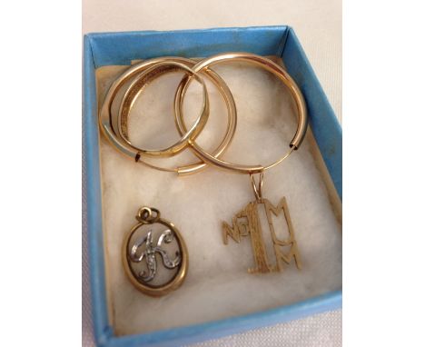 A letter K pendant, a No 1 Mum pendant, a pair of hooped earrings & a hallmarked 9ct wedding ring.  
