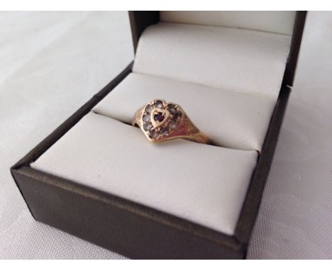 Hallmarked 9ct gold ladies ring set with a central garnet & white stones in a heart shape mount. Size approx M, approx weight