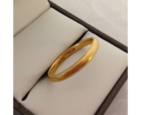 A 22ct gold wedding ring size R, approx 3.3g.  