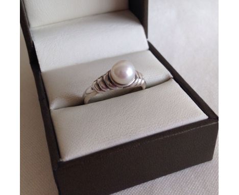 925 silver ring with central pearl, size O.  