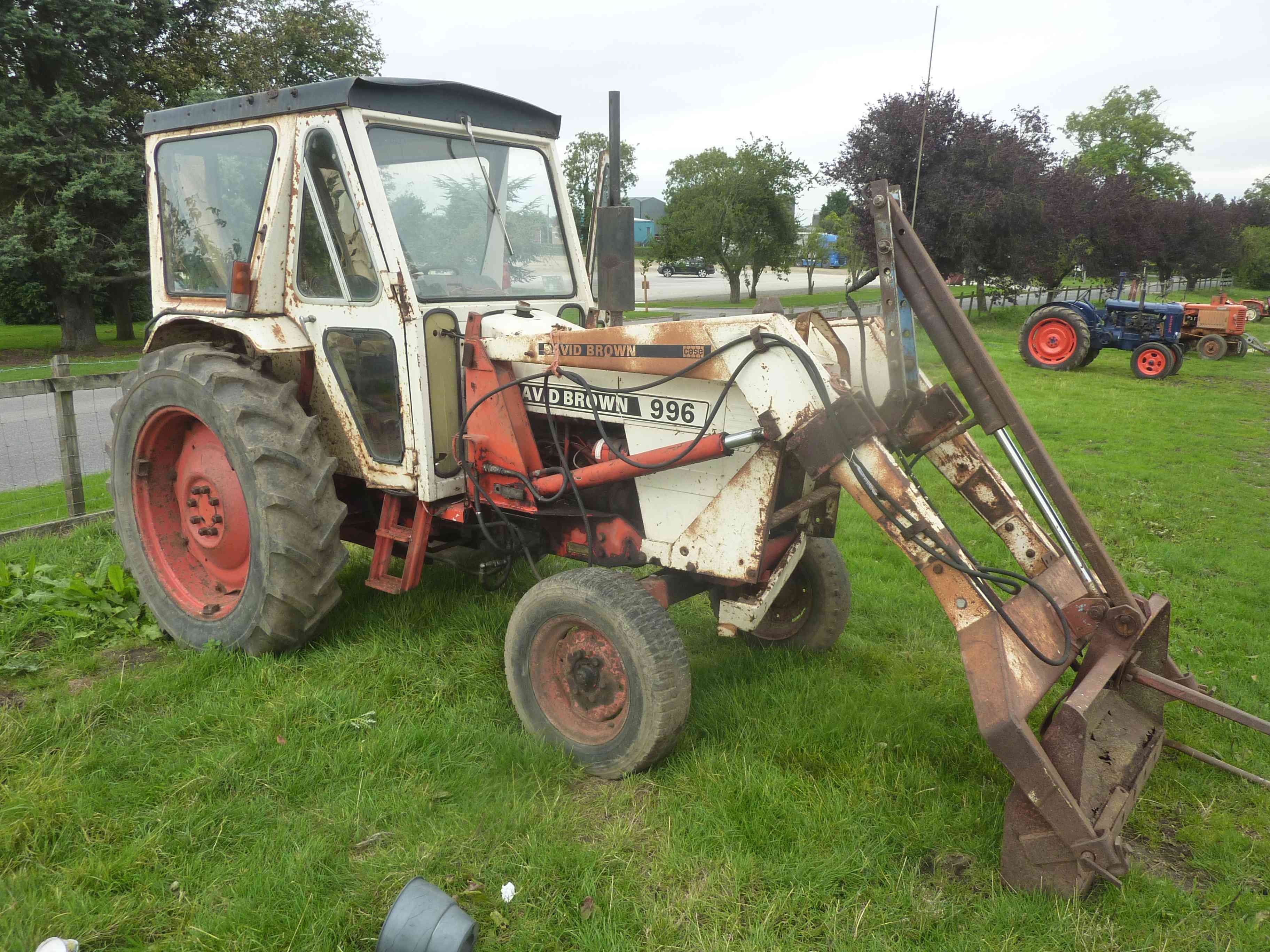 Lot 4822 - 4822 David Brown 996 tractor c/w power loader