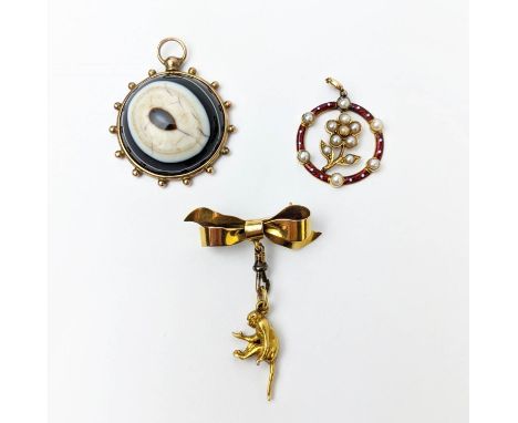 A 9CT GOLD PENDANT BROOCH, in the form of a bow and monkey, an agate pendant and a 9ct gold enamelled and pearl set pendant, 