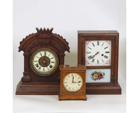 An American faded mahogany cased mantel clock, having unsigned dial, h.33cm; together with a circa 1900 American oak cased ei