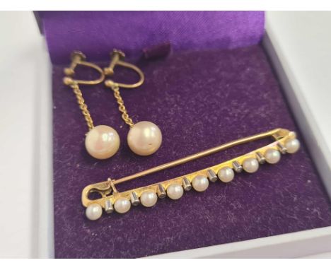 PAIR OF PEARL EARRINGS &amp; A BAR BROOCH, POSSIBLY GOLD