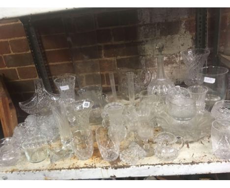 SHELF OF MIXED GLASSWARE INCL: LARGE GLASS VASE, JUGS, DECANTERS &amp; GLASSES