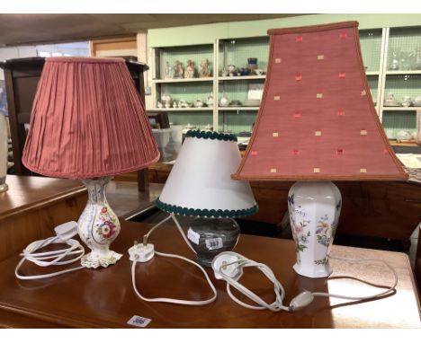 SMALL POLISHED GRANITE TABLE LAMP, AN AYNSLEY TABLE LAMP &amp;  A FLORAL CERAMIC TABLE LAMP, DAMAGED, ALL WITH SHADES