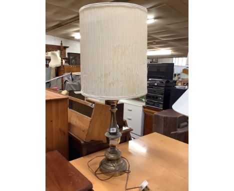 TALL BRASS PILLAR SHAPED TABLE LAMP, SHADE DAMAGED