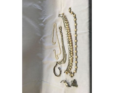 SMALL TUB OF PEARL TYPE NECKLACES &amp; BROOCHES