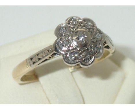Vintage 18ct gold and flower head diamond ring, size N, 3.0gP&P group 1 (£16 for the first item and £1.50 for subsequent item
