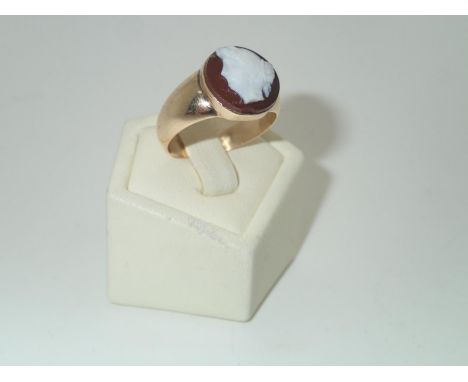 Antique heavy gauge 18ct gold cameo set ring, size O, 5.5gP&P group 1 (£16 for the first item and £1.50 for subsequent items)