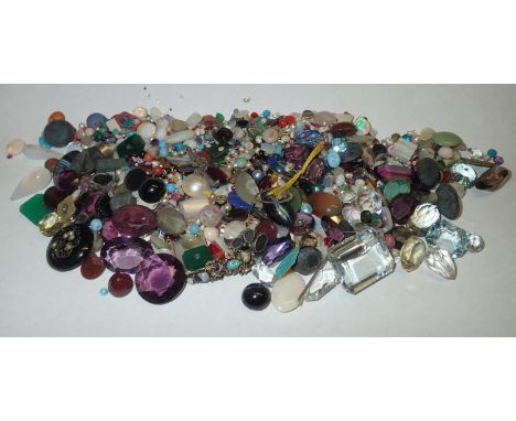 Loose gemstones: Large amount of mixed loose gemstones, including diamonds, opals, carnelian, bloodstone, opal and coloured g