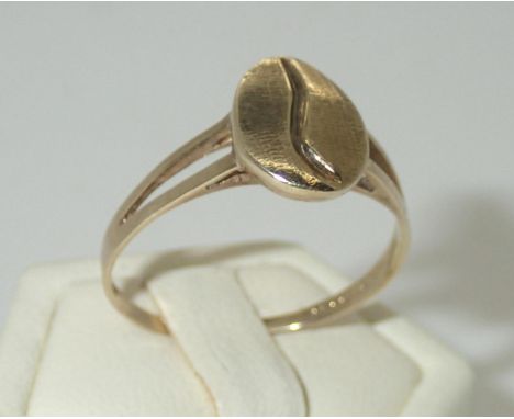 9ct gold coffee bean ring, size R, 2.0gP&P group 1 (£16 for the first item and £1.50 for subsequent items) 