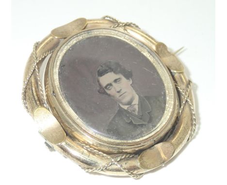 Antique pinchbeck swivel mourning brooch with photograph P&P group 1 (£16 for the first item and £1.50 for subsequent items) 