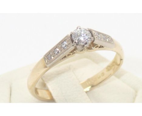 18ct gold diamond engagement ring with diamond set shoulders, size M, 3.0gP&P group 1 (£16 for the first item and £1.50 for s