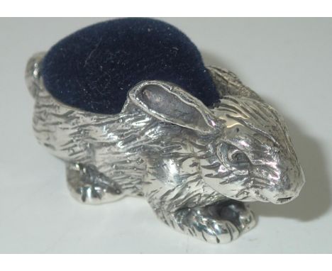 Sterling silver hare form pin cushion in excellent conditionP&P group 1 (£16 for the first item and £1.50 for subsequent item