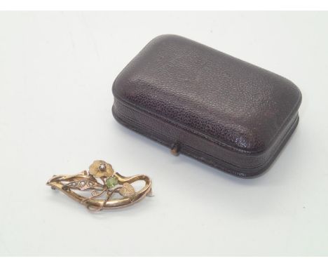 Boxed Chester hallmarked 9ct gold Edwardian peridot and pearl set brooch, 2.4gP&P group 1 (£16 for the first item and £1.50 f