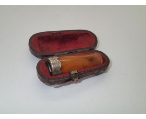 Silver mounted amber cigar holder in a fitted caseP&P group 1 (£16 for the first item and £1.50 for subsequent items) 