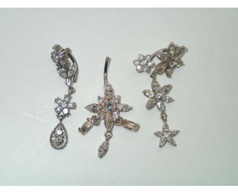 Three stone set silver belly button studsP&P group 1 (£16 for the first item and £1.50 for subsequent items) 