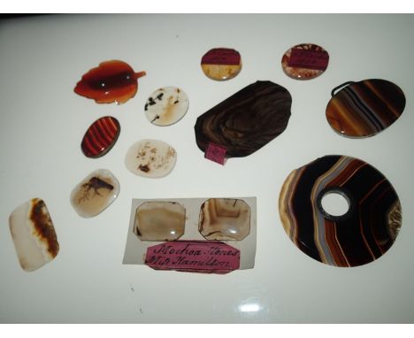 Loose stones: good collection of polished and natural stones including several moss, banded and coloured agate panels, some w
