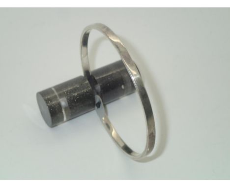 Presumed silver heavy solid bangle D: 66 mmP&P group 1 (£16 for the first item and £1.50 for subsequent items) 