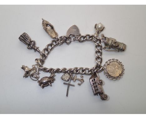 Vintage Charm Bracelet with 9 charms 65gP&P group 1 (£16 for the first item and £1.50 for subsequent items) 