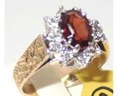 18ct gold garnet and diamond set ring size M/N 4.6gP&P group 1 (£16 for the first item and £1.50 for subsequent items) 