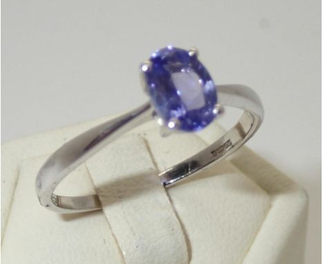 9ct white gold tanzanite solitaire ring, size S, 2.0gP&P group 1 (£16 for the first item and £1.50 for subsequent items) 