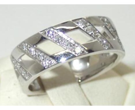 18ct white gold diamond band ring, size K/L, 5.1gP&P group 1 (£16 for the first item and £1.50 for subsequent items) 