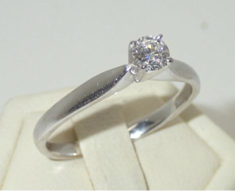 Contemporary 18ct white gold solitaire diamond ring, size Q, 3.2gP&P group 1 (£16 for the first item and £1.50 for subsequent
