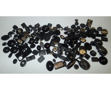 Loose gemstones: mixed onyx, jet and agate panels, some with presumed gold mounts gross weight 126gP&P group 1 (£16 for the f