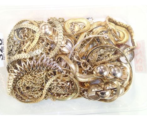 Quantity of yellow metal jewelleryP&P group 1 (£16 for the first item and £1.50 for subsequent items) 