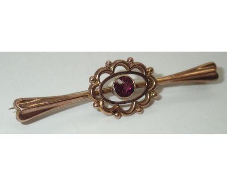 9ct gold Edwardian amethyst bar brooch, 2.0gP&P group 1 (£16 for the first item and £1.50 for subsequent items) 