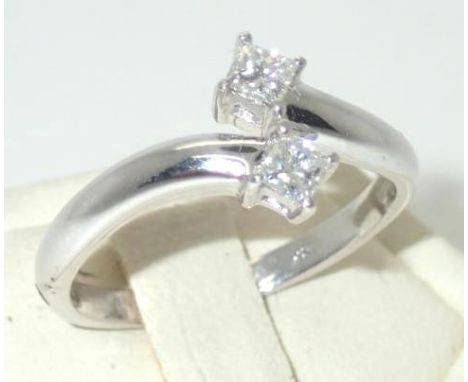 Contemporary 18ct white gold two stone princess cut diamond crossover ring, size L/M, 3.6gP&P group 1 (£16 for the first item