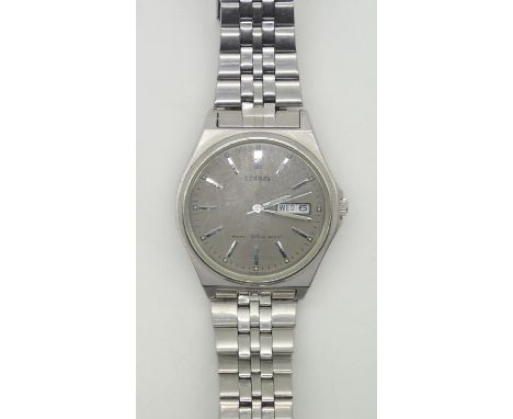 Lorus stainless steel 100m water resistant gents wristwatch on a stainless bracelet. Working at lotting up.P&P group 1 (£16 f