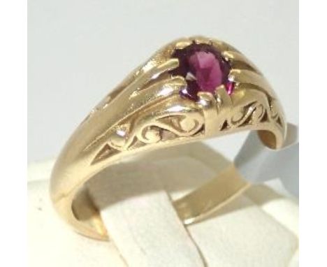 Gents 18ct gold, claw stone set little pinky ring Size M 5.5gP&P group 1 (£16 for the first item and £1.50 for subsequent ite