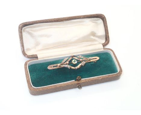 Boxed Edwardian 9ct gold peridot and pearl brooch, 2.5gP&P group 1 (£16 for the first item and £1.50 for subsequent items) 