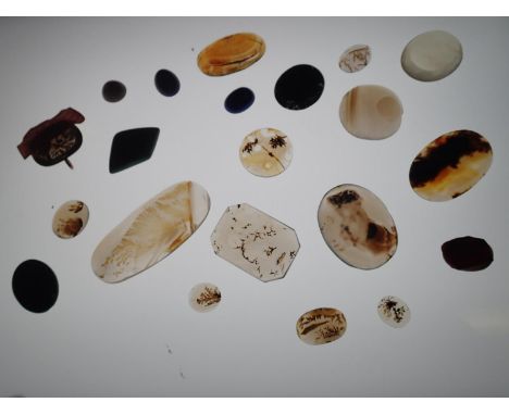 Loose stones: good collection of polished and natural stones including several moss agate panels, malachite etc, some with Vi