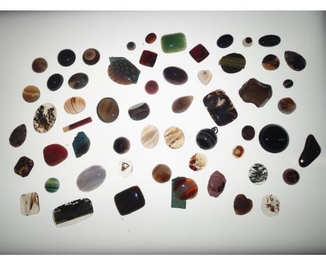 Loose stones: good collection of polished and natural stones including several moss, banded and coloured agate panels, some w