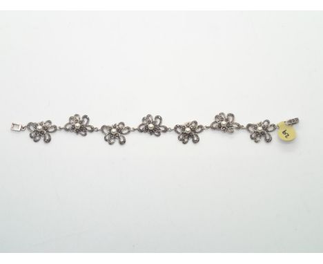 Vintage marcasite and pearl bracelet, L: 19 cmP&P group 1 (£16 for the first item and £1.50 for subsequent items) 
