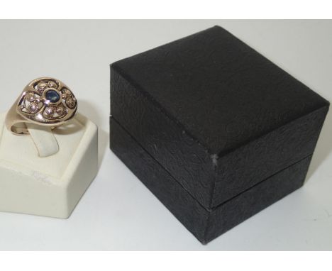 Gents 9ct gold sapphire ring size R/S, 3.5gP&P group 1 (£16 for the first item and £1.50 for subsequent items) 