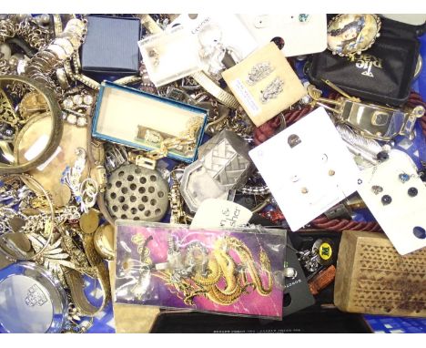 Box of mixed costume jewellery including some small silver piecesP&P group 2 (£20 for the first item and £2.50 for subsequent