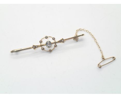 Antique 15ct gold aquamarine and seed pearl bar brooch, with guard chain, L: 62 mm, 3.8gP&P group 1 (£16 for the first item a