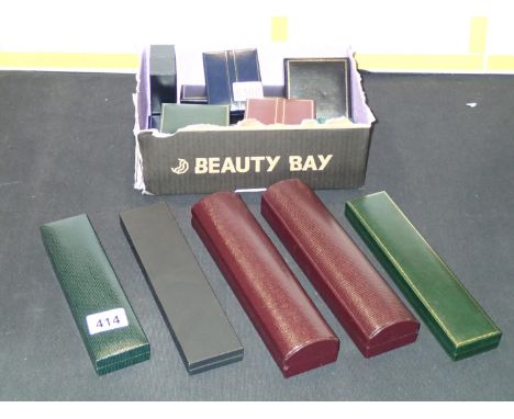 Approximately 20 mixed jewellery boxesP&P group 2 (£20 for the first item and £2.50 for subsequent items) 