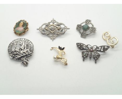 Seven costume jewellery broochesP&P group 1 (£16 for the first item and £1.50 for subsequent items) 