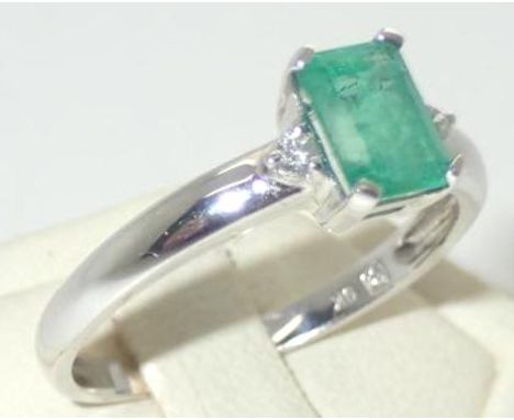 Contemporary 9ct white gold emerald and diamond ring, size Q, 2.3gP&P group 1 (£16 for the first item and £1.50 for subsequen