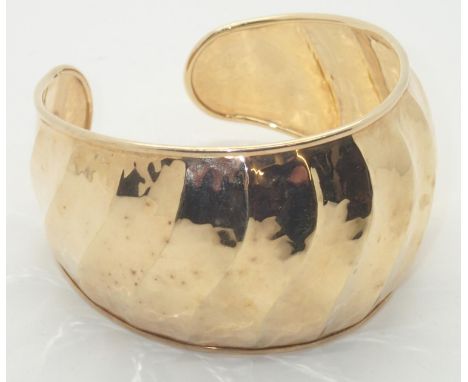 Contemporary Italian gold plated bangleP&P group 1 (£16 for the first item and £1.50 for subsequent items) 