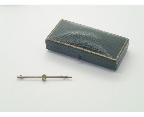 Boxed Edwardian 9ct gold single peridot brooch, L: 50 mm, 1.5gP&P group 1 (£16 for the first item and £1.50 for subsequent it