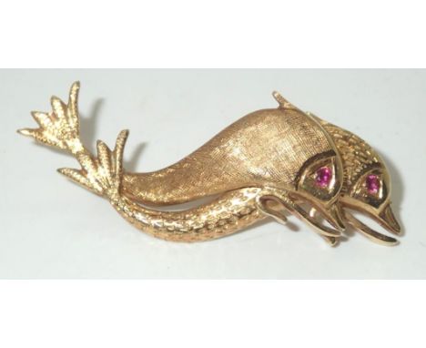 Vintage 18ct gold textured double fish brooch, each having ruby set eyes, 5.6gP&P group 1 (£16 for the first item and £1.50 f
