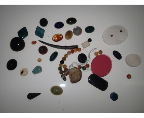 Loose stones: good collection of polished and natural stones including several agate, malachite and other hardstone panels an