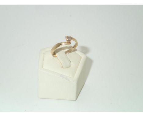 Contemporary 18ct gold diamond solitaire ring, size L/M, 1.4gP&P group 1 (£16 for the first item and £1.50 for subsequent ite